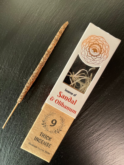 Sandelholz & Weihrauch - Handgemachte Räucherstäbchen (9 Stück)